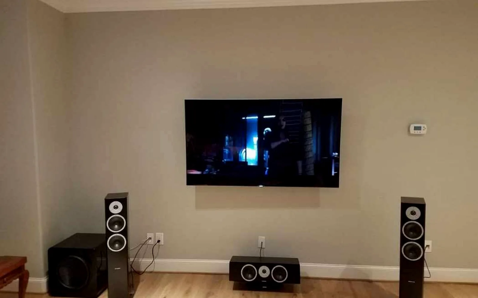Display and speaker system for meeting and presentation spaces